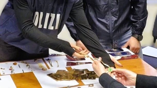 Si spaccia per maresciallo dei carabinieri per rubare i gioielli di famiglia: arrestato a Caltanissetta