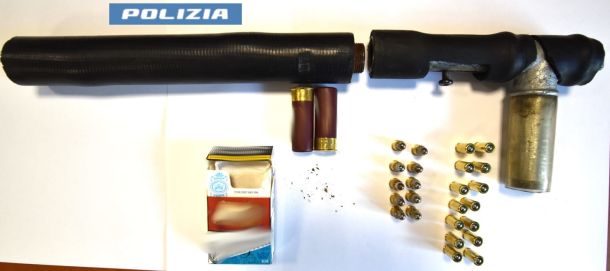 Tenta di disfarsi della droga gettandola nello scarico: pregiudicato arrestato a Caltagirone