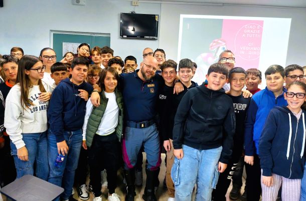 Educazione stradale e sicurezza: la polizia incontra a Riesi gli studenti del Carducci
