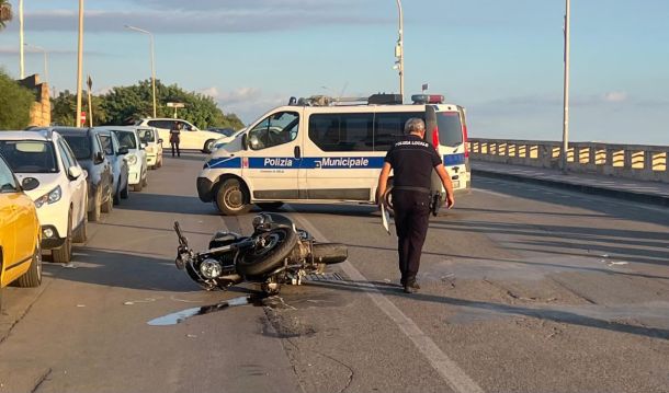 Incidente sul lungomare di Gela, scontro tra auto e moto: motociclista trasportato in ospedale