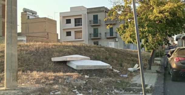 Niscemi, due materassi abbandonati a pochi metri dall’isola ecologica: l’ira del sindaco