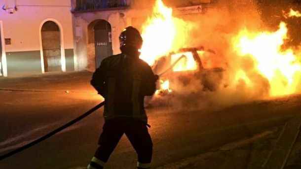 S’i’ fosse foco, arderei il mondo: il dramma degli incendi dolosi nella comunità gelese