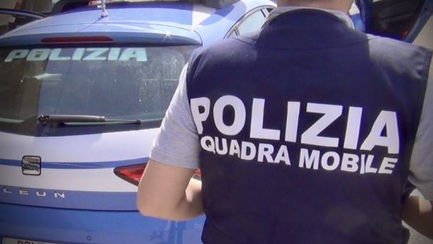 Catania, nascondono in un garage uno scooter rubato poche ore prima: scattano tre denunce