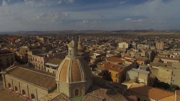 Notti di fuoco a Gela: il profilo del piromane e il plauso del sindaco alle autorità