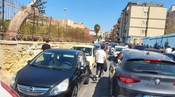 Apre la scuola e il traffico nell’orario di punta in via Romagnoli a Gela va in tilt