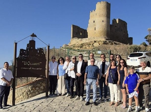 Mazzarino celebra un nuovo simbolo: inaugurata la nuova insegna artistica al Castello “U Cannuni”