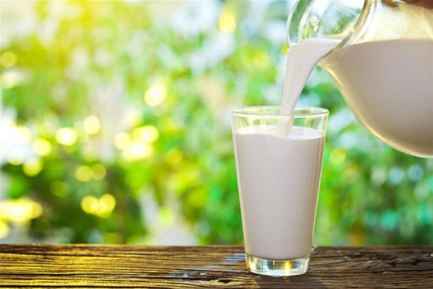 Trova dei pezzi di vetro nella bottiglia di plastica del latte: scatta una denuncia a Vittoria