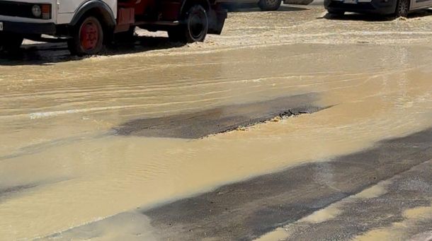 Guasto alla condotta, un tratto della via Venezia inondata di acqua e fango: Caltaqua sul posto