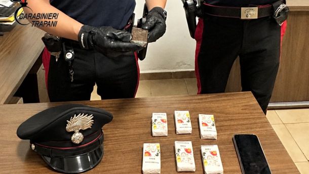 Ai domiciliari con settecento grammi di hashish a casa: arrestato a Trapani un 31enne