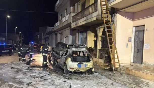 Pedalino, incendio nella notte: coppia intrappolata salvata dai Vigili del Fuoco