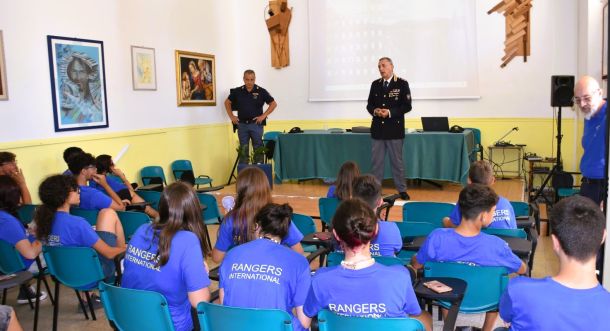 “Anch’io sono la Protezione Civile”, la polizia incontra a Niscemi i ragazzi del campo scuola