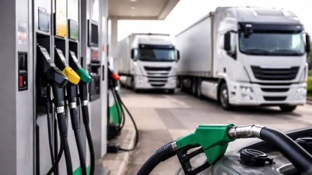 Caro carburanti, gli autotrasporti siciliani pronti a bloccare l’Isola: stop di sette giorni contro i costi insostenibili