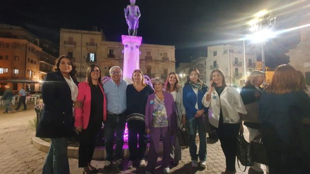 Gela, la statua di Cerere si illumina di rosa: un segno di impegno per la salute e la prevenzione della donna