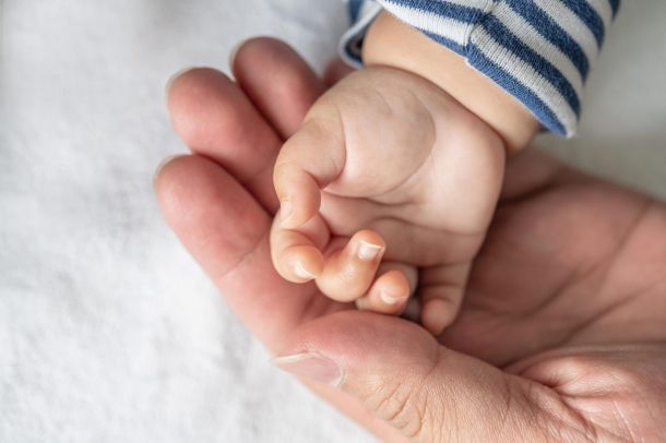 Partorisce il giorno dell’esame per diventare insegnante di sostegno, i professori vanno in ospedale