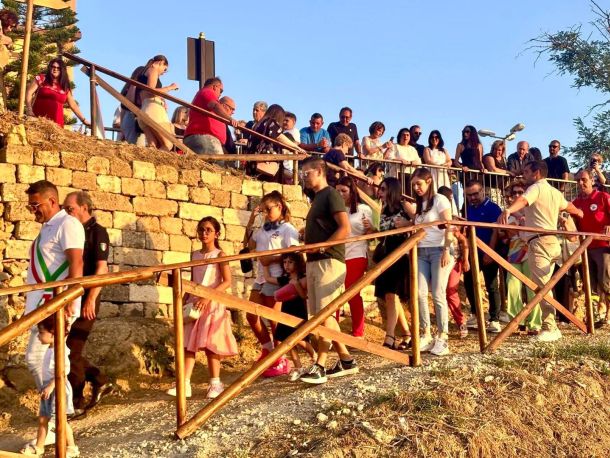 San Michele di Ganzaria inaugura l’estate 2025 con “Una notte al Castello” e la Big Bench 421