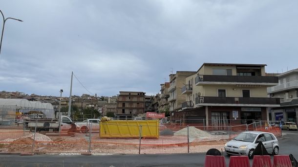 Marciapiede “ingombrante”, in Via Venezia è tutto da rifare: a breve al via i lavori di Via Tevere e Via Albinoni