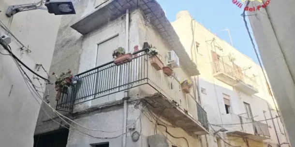 Mazara del Vallo, crolla il balcone mentre è affacciata: donna muore dopo un volo di quattro metri