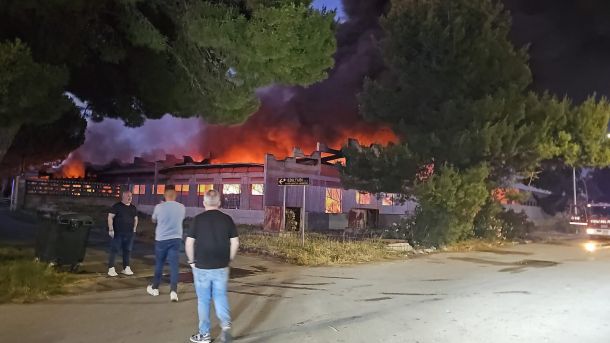 Incendio nella zona industriale, il sindaco: “Situazione sotto controllo, in corso operazioni di bonifica”