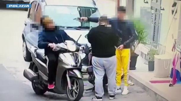Avola, droga e minacce: puntavano pistole in faccia a chi non pagava. Undici arresti