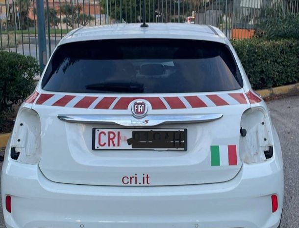 Vandalizzata a Gela un’auto della Croce Rossa: vetri infranti e parti asportate, la denuncia dopo altri episodi