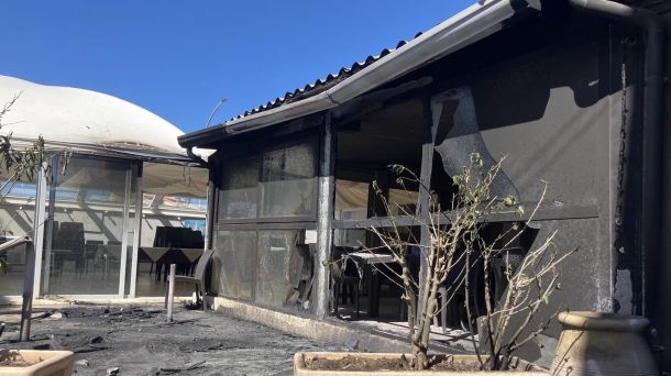 Fiamme nella notte a Roccazzelle, incendiato lo storico bar “3P”: indagini in corso