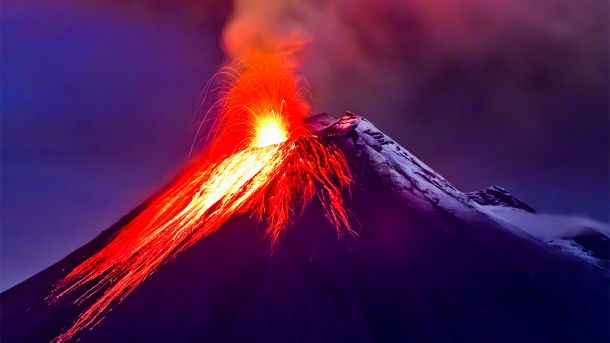 Etna, si intensifica l’attività: emissione di cenere e allerta rossa per il traffico aereo