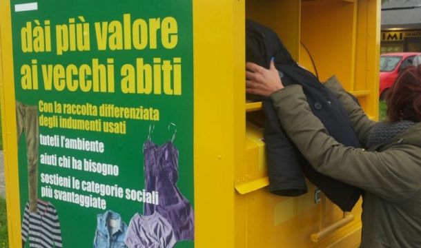 Sospesa a Gela la raccolta di indumenti usati: raggiunto il limite della quantità massima